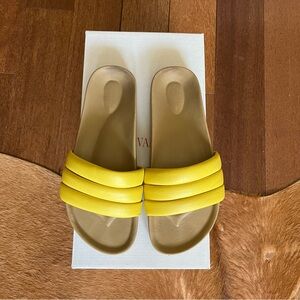 Beatrice Valenzuela Classic Sandalia. Size 6.